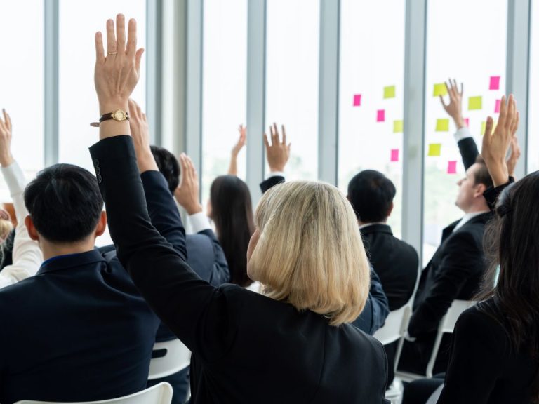 How to handle questions and interruptions during a presentation (without losing focus).